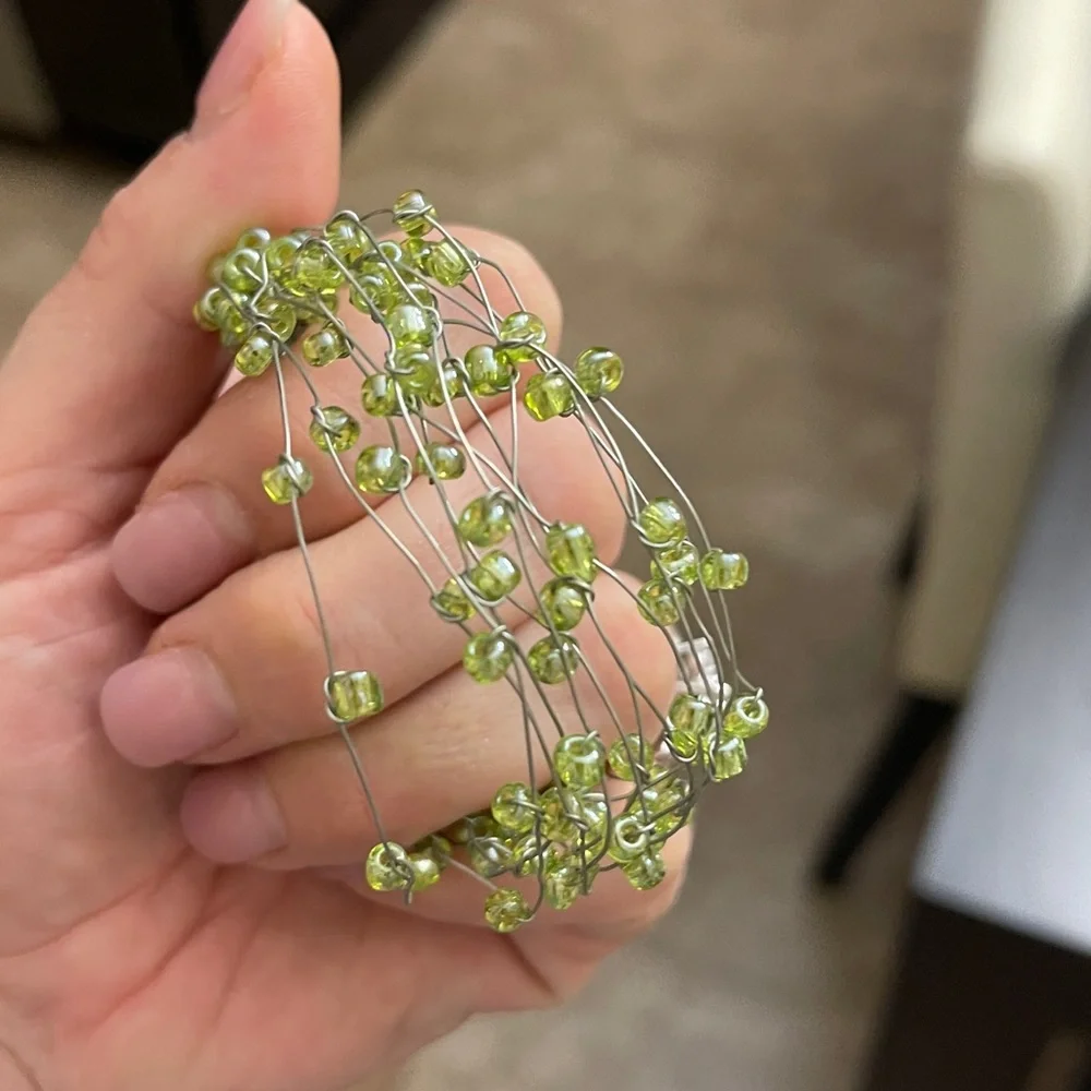 Art piece, unique Green Gem Lightweight Wire Bracelet - Picture 3 of 3